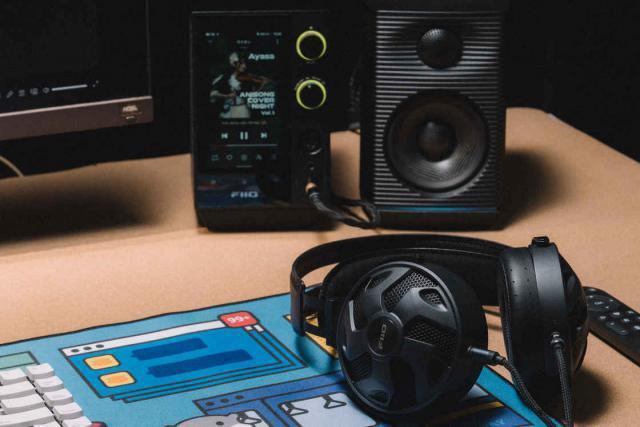 我突然想用这张桌子来听歌了。