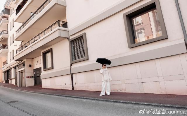 何超莲晒旅行随拍 歪头比耶活力满满