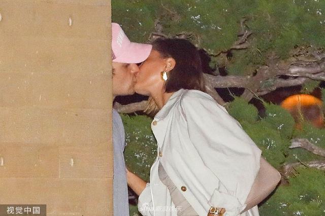 比伯海莉当众热吻撒狗粮 结婚多年甜蜜如初