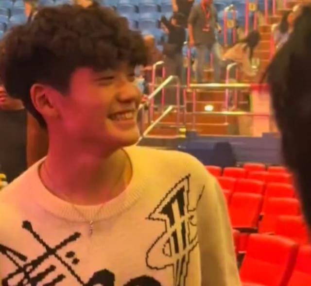 曹格15岁儿子Joe近态曝光：卷发造型显成熟，笑容灿烂好帅气！