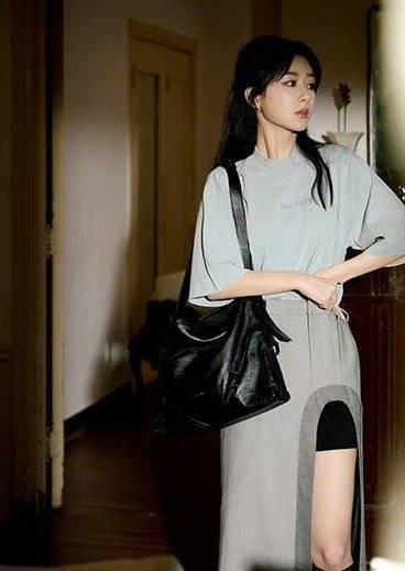 杨紫脚踩长靴松弛又酷飒 搭配长裙黑皮包好时髦