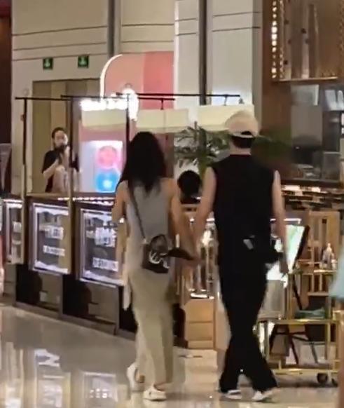 偶遇左凌峰张小婉牵手逛街 二人曾参加节目《喜剧大赛2》