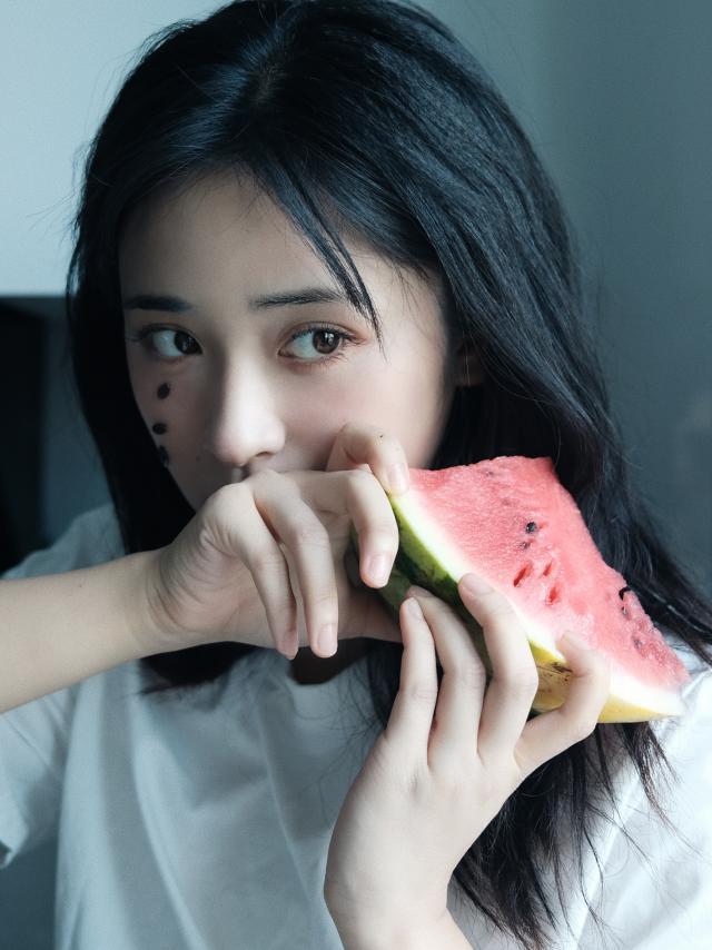 沈月拍夏日居家写真 手捧西瓜天真烂漫