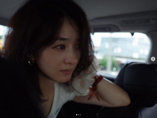 赵丽颖出游晒美照 不施粉黛素颜照能打