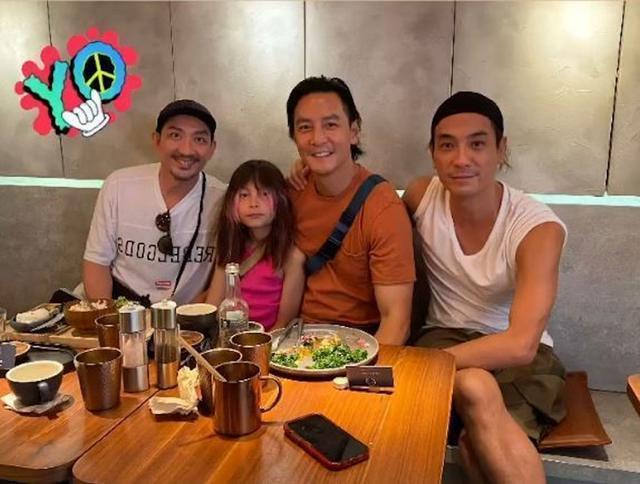 吴彦祖夫妇带女儿见老友 10岁吴斐然正脸照曝光打扮前卫