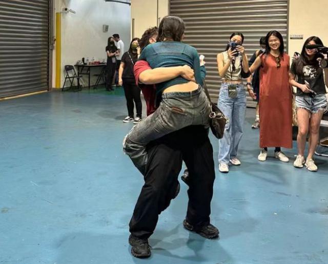 徐濠萦晒与彭于晏合照 女儿扑向陈奕迅怀里好有爱