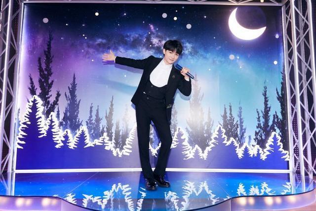 周深和纪念蜡像合影纪念出道九周年 蜡像造型逼真潇洒