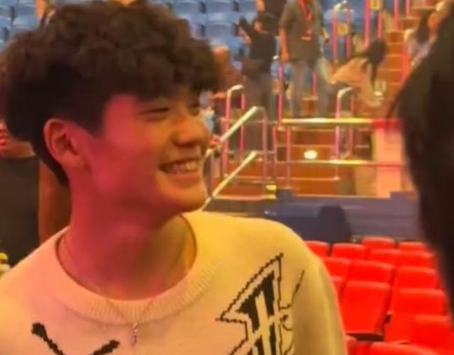 曹格15岁儿子近照曝光 皮肤黝黑卷发造型侧颜像妈妈