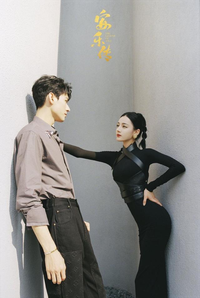 迪丽热巴龚俊拍大片超养眼 俊男美女玩壁咚又A又飒