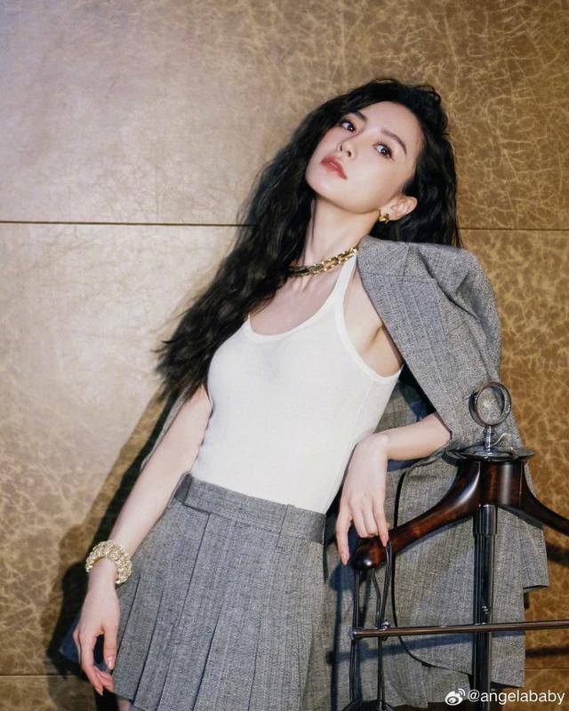 Angelababy晒泥潭立牌合影 称“不想承认是自己”