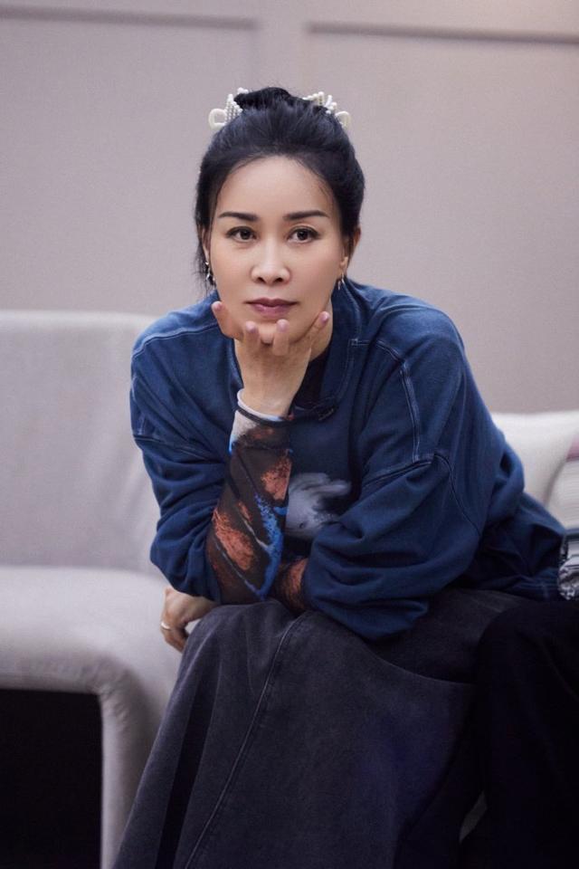 网友日本偶遇那英带女儿逛街 母女挽手感情好