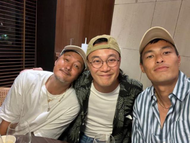 杨祐宁晒与陈奕迅合照：妻子产后未出月子也要见他