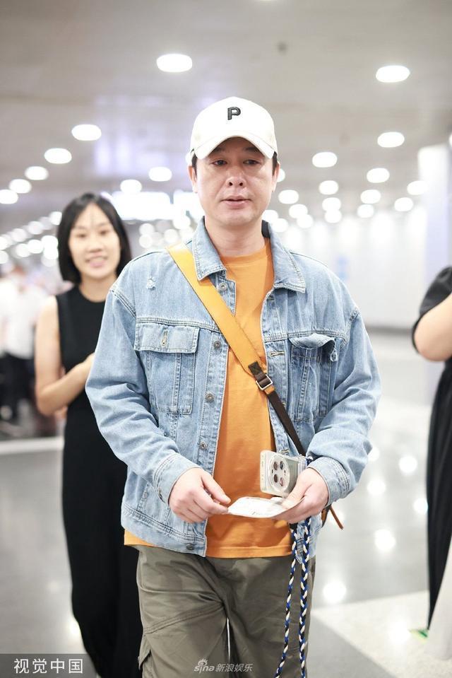 张颂文休闲风穿搭现身机场 出发参加FIRST青年电影展