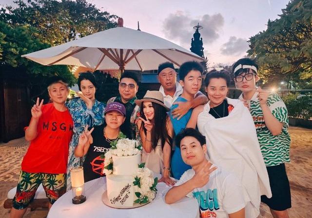 温碧霞穿白色吊带长裙 与家人合影笑容灿烂娇若少女