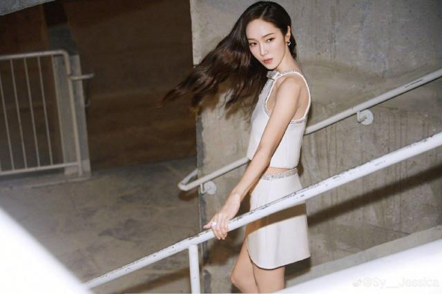 郑秀妍穿露腰装拍楼梯间大片 妆容精致皮肤白皙身材好