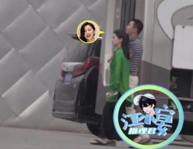 朱珠获老公孩子探班，1岁女儿推妈妈拒绝亲密互动显疏远