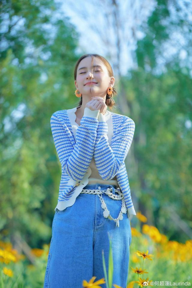 何超莲夏日写真清新靓丽 扎双丸子头浅笑甜似少女