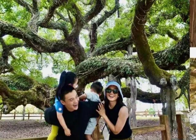 朱丹晒一家四口出游，周一围背着一双儿女大展爸爸力，幸福洋溢