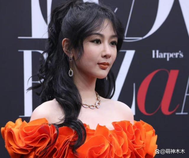 女明星最新生图，关晓彤浮肿，热巴脸部崎岖，杨紫腿型被嘲