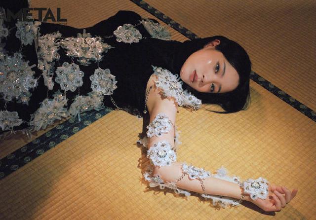 欧阳娜娜波光鳞片AI感造型大片 前卫时尚表现力满分