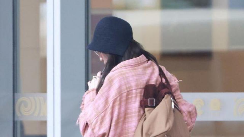 倪妮前往录制《你好星期六》身穿粉色衬衫活力满满