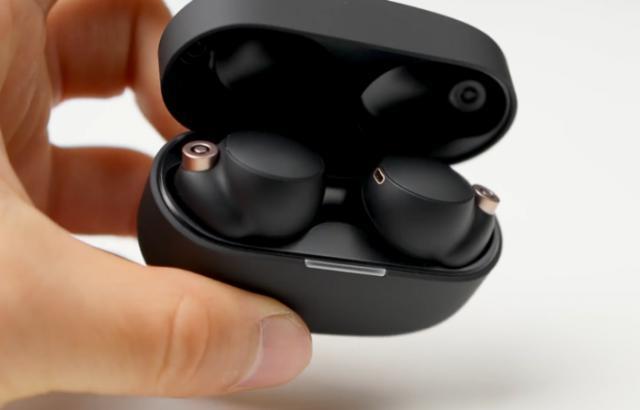 东方甄选在首日就卖出1750万，成功实现自营脱离抖音