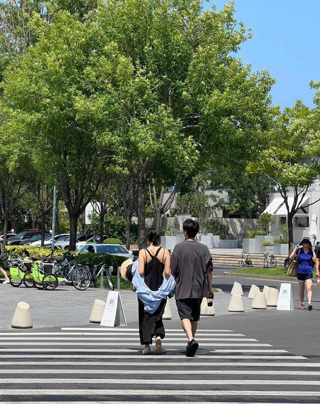 网友阿那亚偶遇高圆圆赵又廷 两人牵手过马路甜蜜依旧