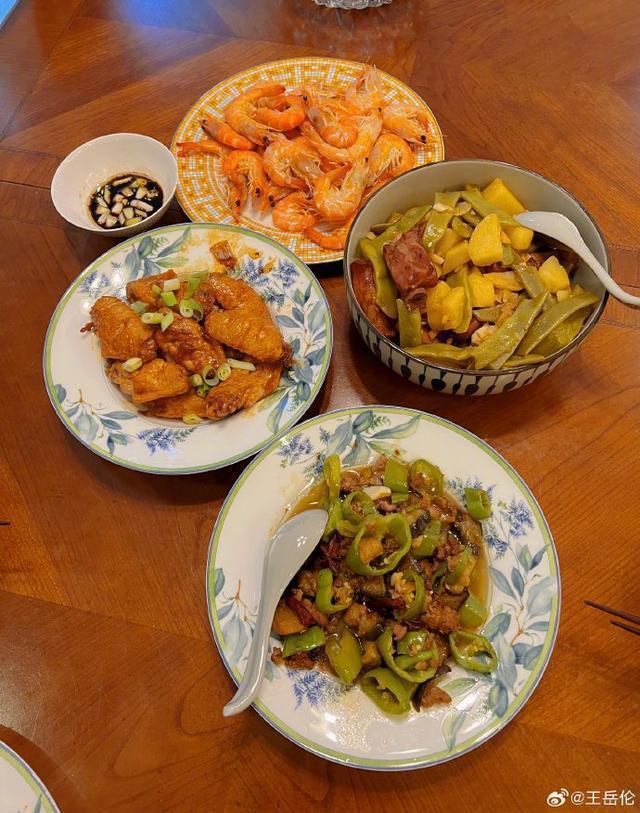 王岳伦回应与美女看王嘉尔演唱会 晒与王诗龄合照画面有爱