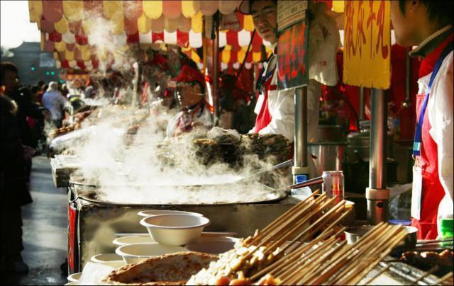 在县城中对大众点评进行攻击的是抖音和小红书。