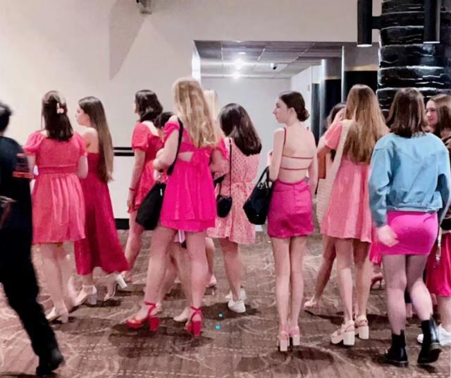 在电影院穿成显眼包才是正经事