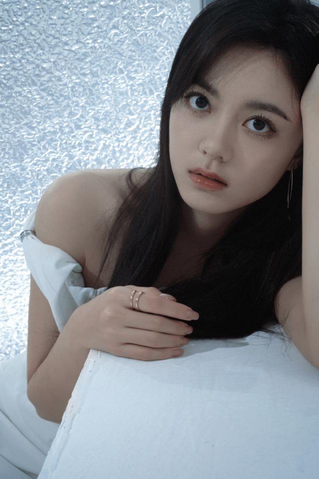 赵今麦穿露肩白裙清纯可人 双眸灵动气质佳