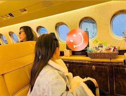 周杰伦晒孩子背影 画面温馨共赏夕阳