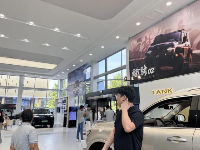 中年男子的车辆，越玩越具有越野特色。