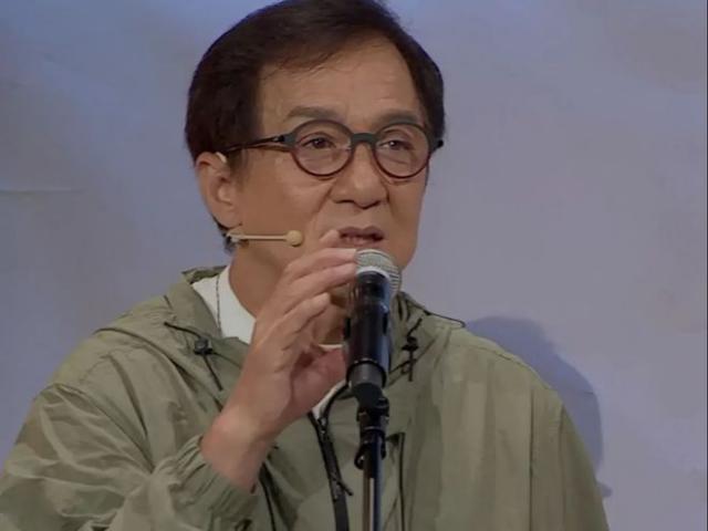 成龙：开播没关闭打赏！钟欣潼连刷30个火箭，直播间的礼物满天飞