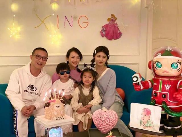 章子怡游阿那亚被偶遇，带醒醒打卡网红蛋糕店，母女同框幸福满溢