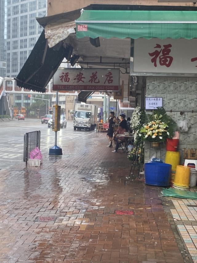 李玟追悼会31日举行，记者现场直击：附近花店堆满了挽联