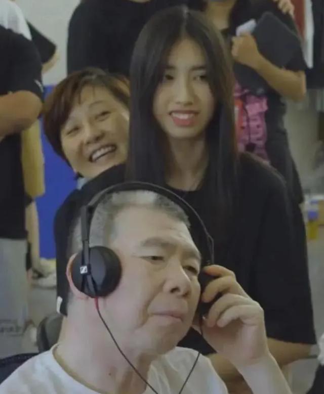 徐帆带养女徐朵探班冯小刚 全素颜出镜穿着简单接地气