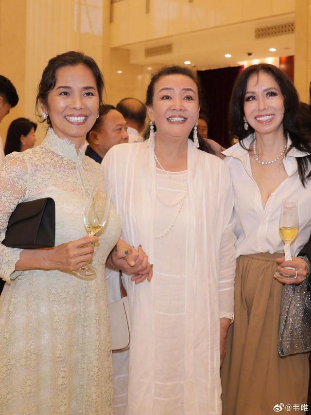 韦唯带三个儿子参加音乐会 与张兰紧握手笑容十分灿烂