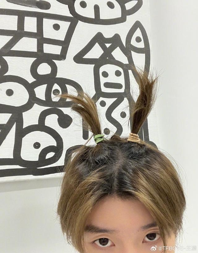 王源晒自拍庆祝开博11周年 头扎两个小辫搞怪十足