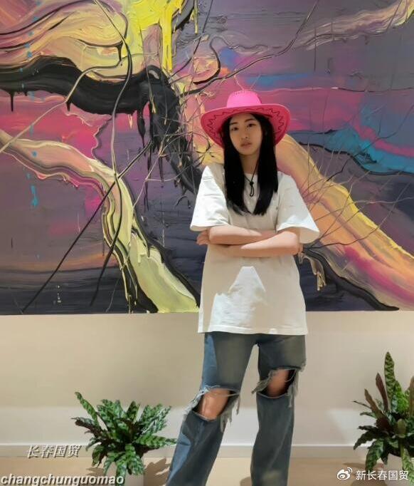 冯小刚徐帆17岁养女近照曝光 身材纤细皮肤白皙