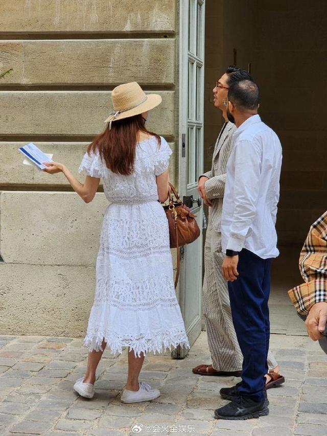 林志玲Akira现身巴黎街头 两人度假装扮登对养眼