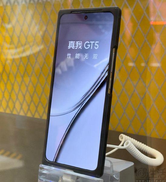 真我GT5真机实拍露面，或将取消屏幕塑料支架