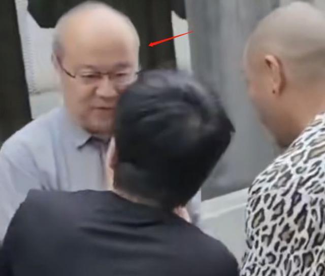 53岁窦唯现身美术馆，光头造型似爷爷辈，粉丝激动险下跪