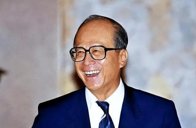 96岁李嘉诚庆生画面曝光，和员工一起庆祝俩儿子没现身