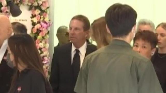 李玟丈夫Bruce与女儿乘车抵达灵堂 韩红萧亚轩现身悼念