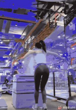 直播卖车的主播们，玩出了七七四十九变。