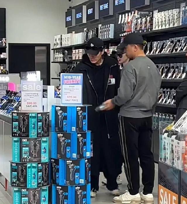 戚薇李承铉带女儿澳洲度假 Lucky染粉发尾炫酷