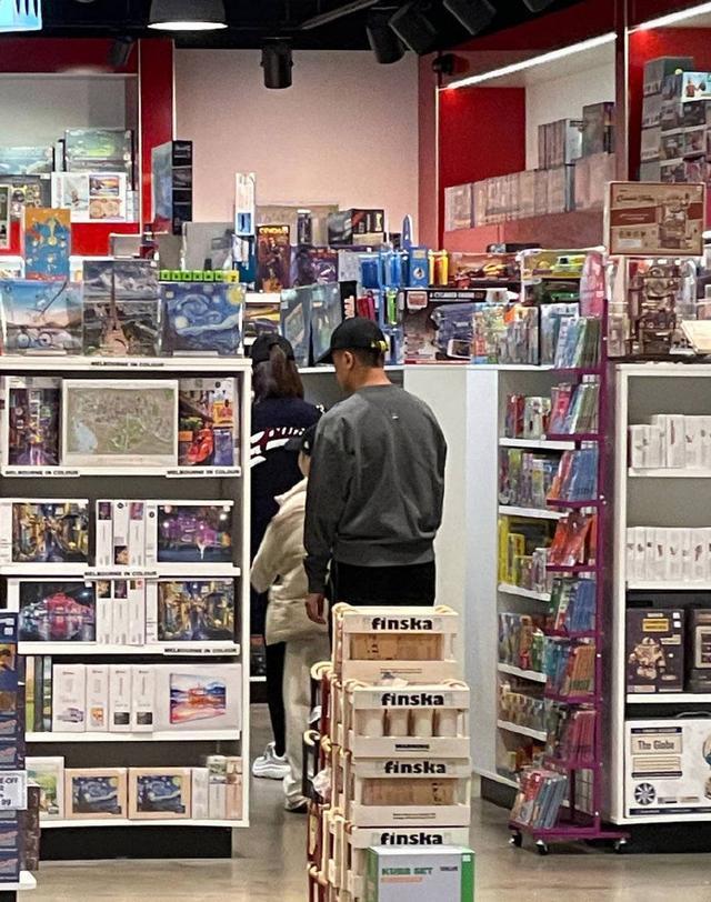 戚薇李承铉带女儿澳洲度假 Lucky染粉发尾炫酷