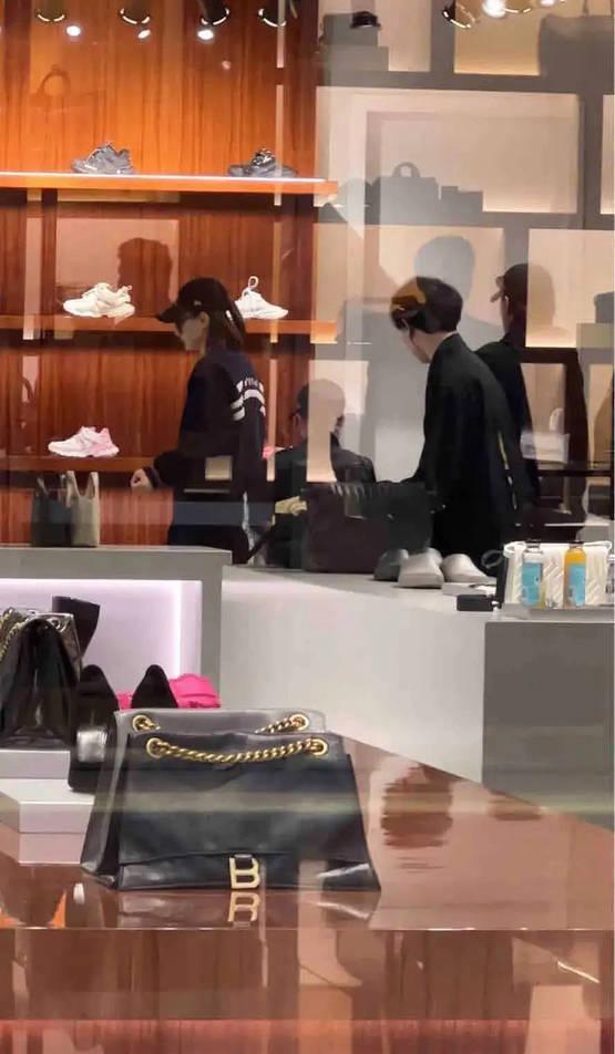 戚薇李承铉带女儿澳洲度假 Lucky染粉发尾炫酷