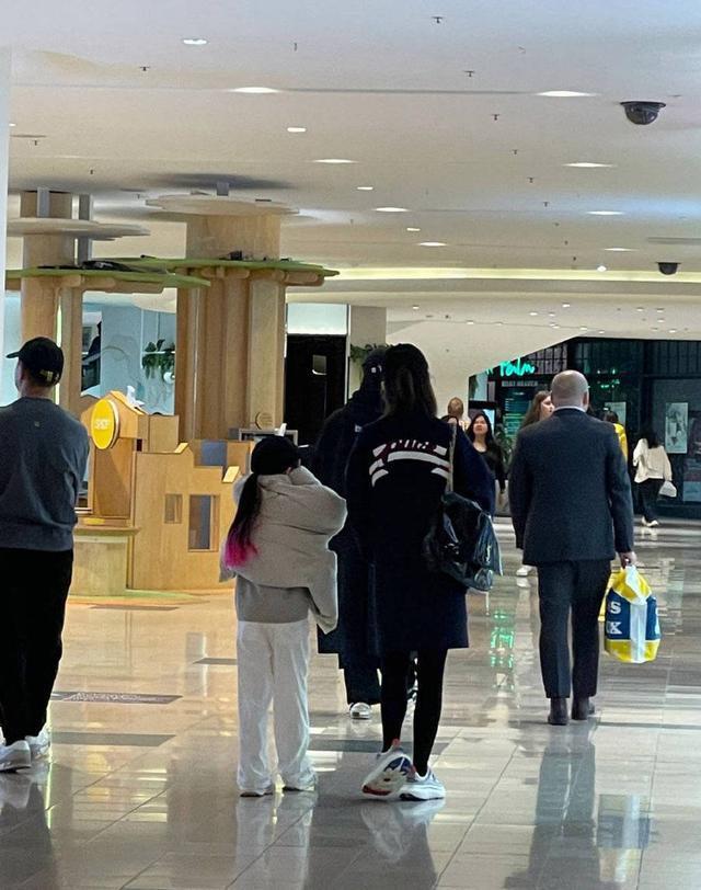 戚薇李承铉带女儿澳洲度假 Lucky染粉发尾炫酷